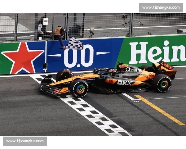 最后一圈三雄激斗！皮亚斯特里、维斯塔潘、拉塞尔轮番刷紫，红牛逆转夺冠